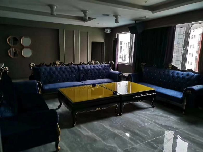 20200829/5f49aece4ee2b.jpg 安裝師傅組裝卡座沙發(fā).jpg