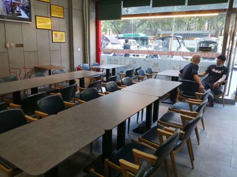 20200914/5f5ec4aa48d89.jpg 潼關(guān)肉夾饃餐桌椅進(jìn)場安裝.jpg