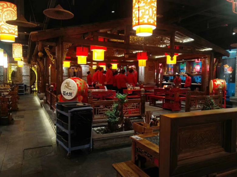 20210125/600e06376f3ee.jpg 西安火鍋?zhàn)缽S家工人在庫房裝車.jpg