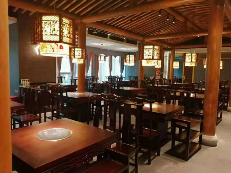 20210330/60628d33ab7f2.jpg 西安博菲克工人安裝實(shí)木火鍋?zhàn)?jpg