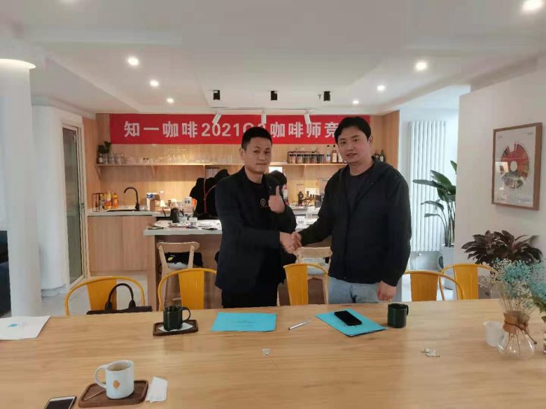 20210409/606fd712bb1aa.jpg 西安博菲克桌椅家具廠代表與知一咖啡楊總合影.jpg