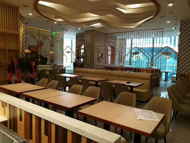 20210415/6077ae3ad9a61.jpg 西安餐桌椅公司項(xiàng)目經(jīng)理陪同客戶驗(yàn)收卡座沙發(fā).jpg