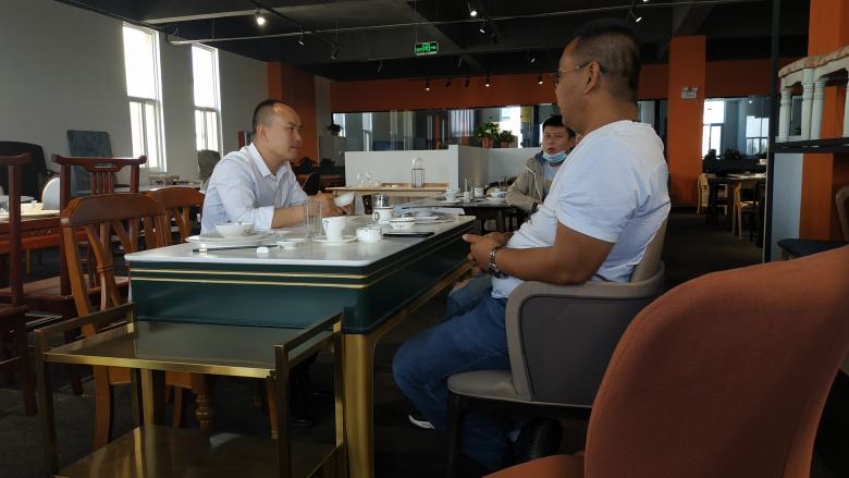 20210507/609550733e98b.jpg 西安博菲克家具廠楊總為客戶介紹餐桌椅材質(zhì).jpg