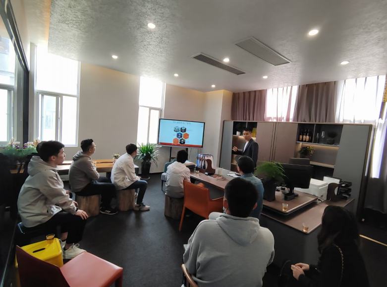 20210512/609b612d51f15.jpg 博菲克家具廠銷(xiāo)售部門(mén)深夜開(kāi)會(huì)現(xiàn)場(chǎng).jpg