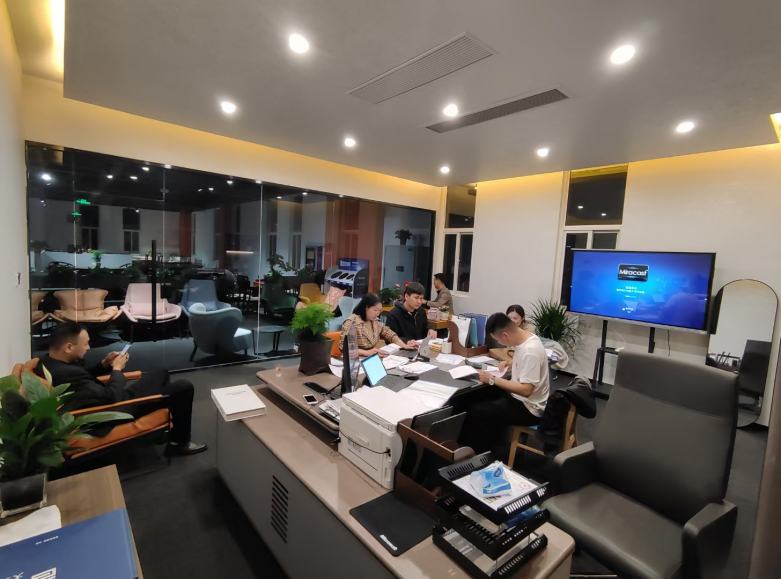 20210512/609b6139a9aa9.jpg 西安博菲克家具廠技術(shù)部商討餐桌椅方案.jpg