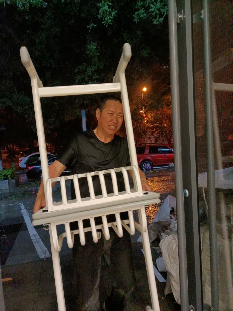 20210518/60a3530ac7266.jpg 安裝部班長(zhǎng)雨中給客戶送餐桌.jpg