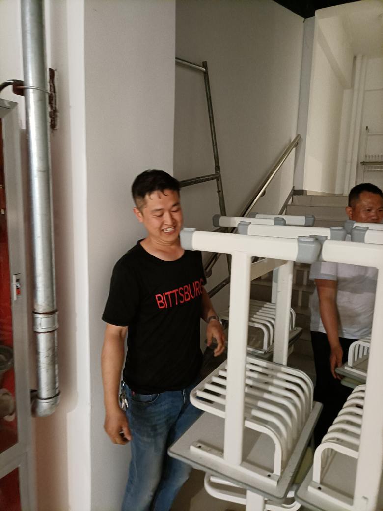 20210518/60a3532e755df.jpg 客戶為博菲克定制家具廠工人端上熱水.jpg