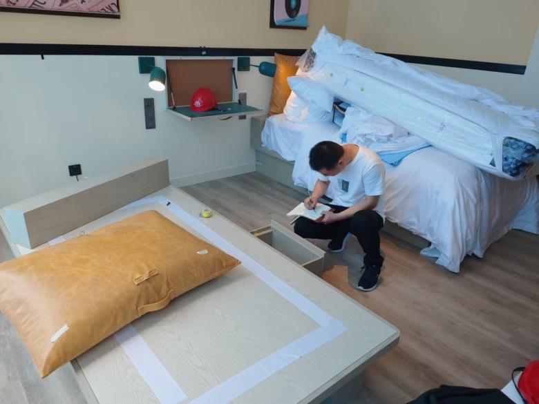 20210604/60b9ab7c67de0.jpg 技術(shù)部抵達(dá)酒店樣板間了解家具工藝.jpg