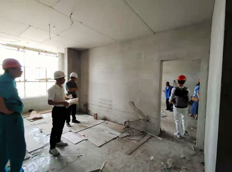 20210611/60c2a6996ee84.jpg 設(shè)計師在柳林酒店集團工作人員陪同下查看工地.jpg