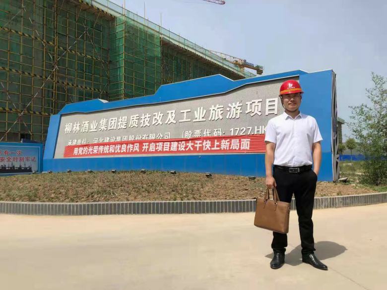 20210611/60c2a6a33b991.jpg 博菲克家具廠業(yè)務負責人在柳林酒店集團門口合影.jpg