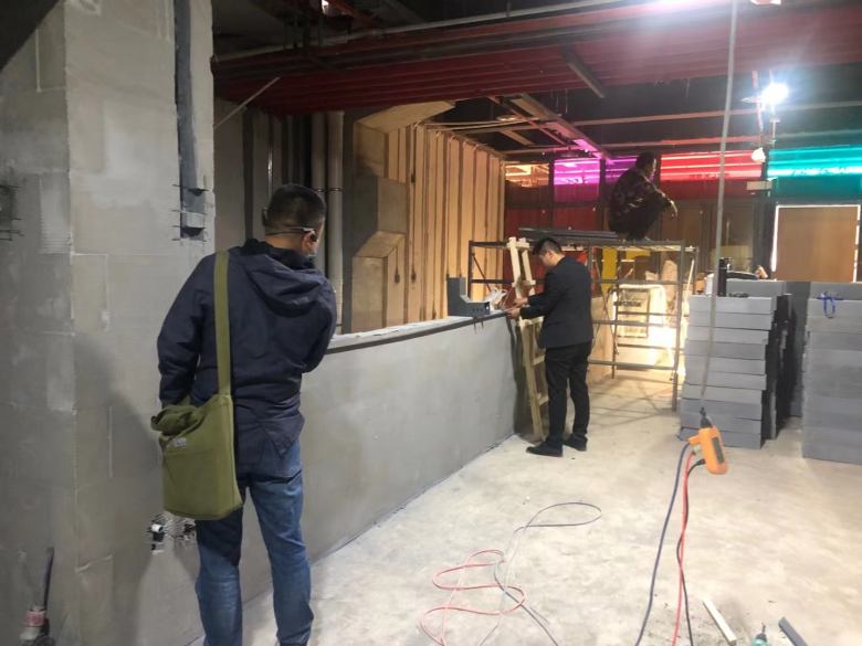 20210712/60ebd546ba792.jpg 項目經(jīng)理和設計師在火鍋店量尺.jpg