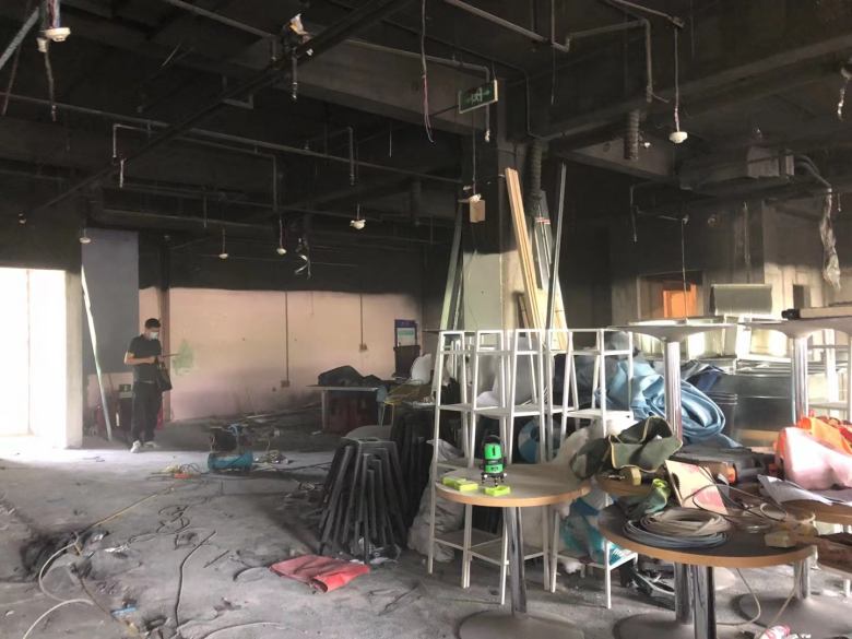 20210712/60ebd55169835.jpg 李總在博菲克家具廠展廳挑選火鍋桌椅.jpg