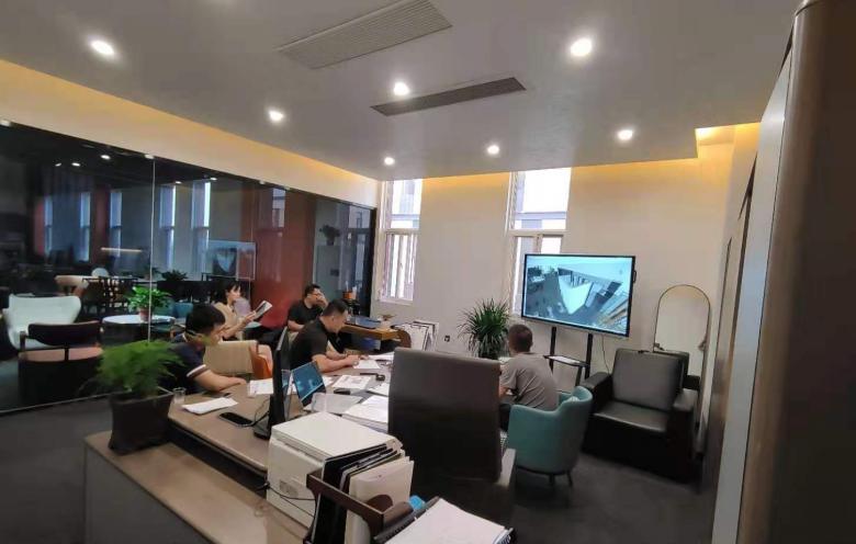 20210812/61149ec5a879d.jpg 博菲克餐飲家具廠設(shè)計師為速度披薩負(fù)責(zé)人介紹方案.jpg