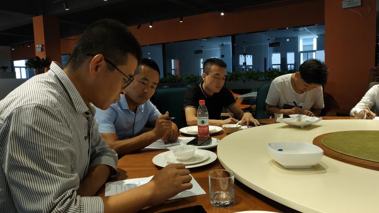 20210818/611be1340b444.jpg 周經(jīng)理為新員工講解餐桌椅材質(zhì).jpg