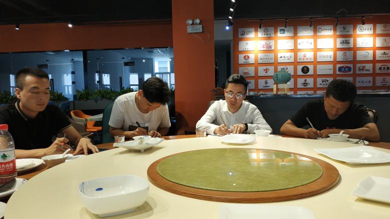 20210818/611be14add1aa.jpg 銷售部新員工認(rèn)真寫筆記.jpg