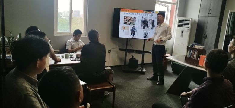 20210905/613443875e391.jpg 業(yè)務(wù)經(jīng)理開展銷售人員商務(wù)禮儀培訓(xùn).jpg