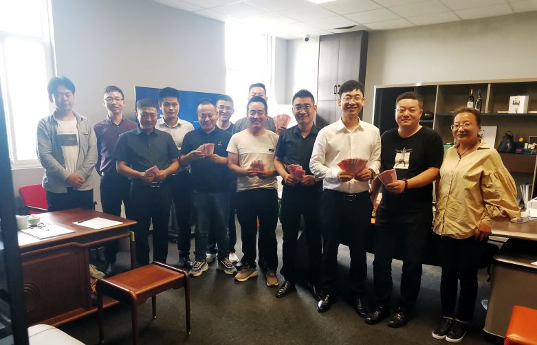 20210905/613443aca417b.jpg 公司領(lǐng)導(dǎo)給西安餐桌椅事業(yè)部銷售冠軍發(fā)放獎金.jpg