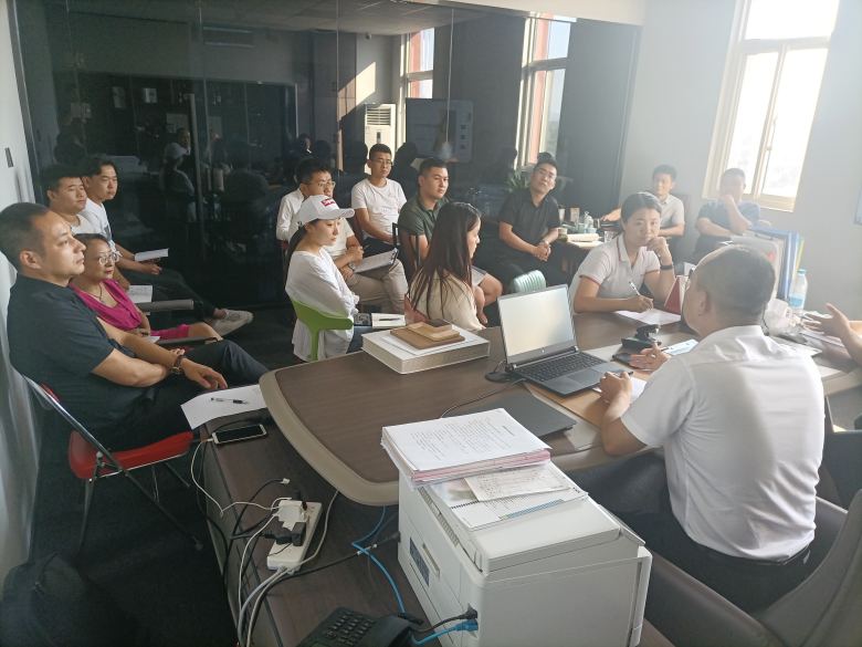 20210913/613ea6f62cc56.jpg 穆總在會(huì)議室講解酒店家具基礎(chǔ)知識(shí).jpg