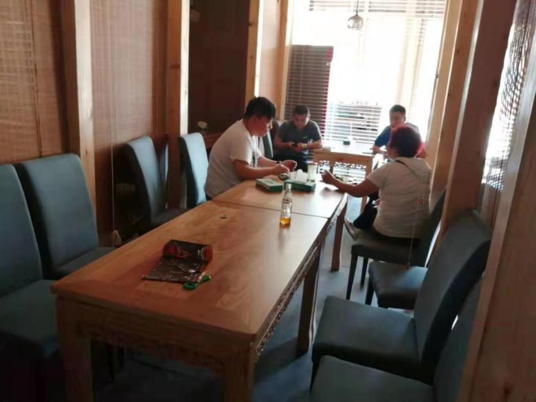 20210918/6145570939381.jpg 銷售經(jīng)理帶領(lǐng)趙總參觀酒吧沙發(fā)展廳.jpg