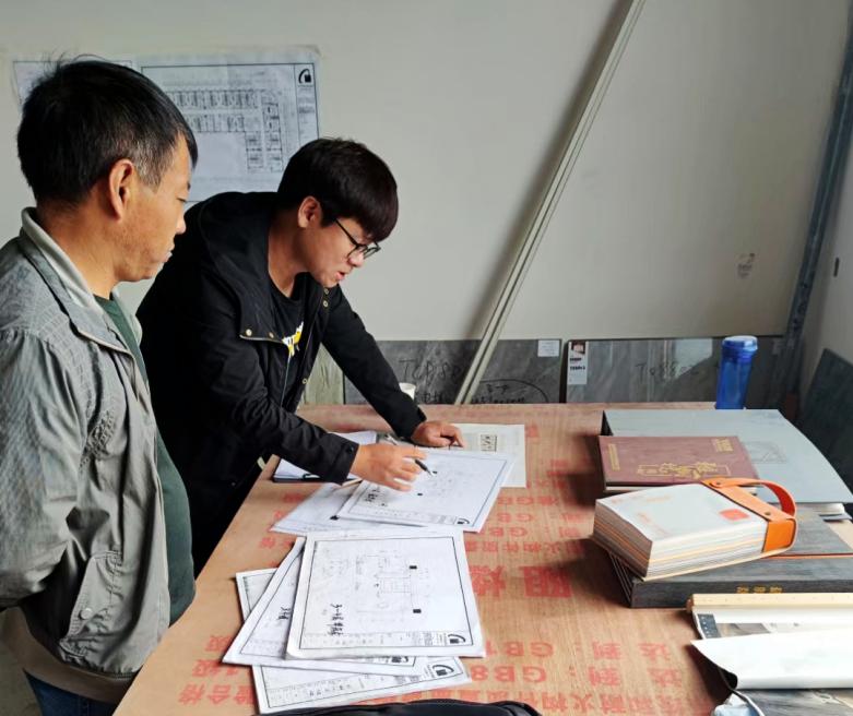 20210928/6151eb394d463.jpg 蘇總和安總討論火鍋店布局圖.jpg