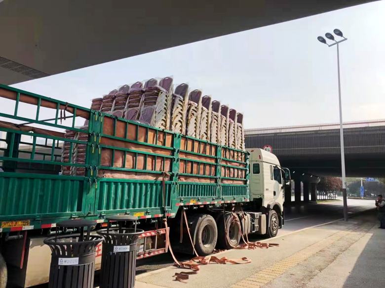 20211108/6188c2f402ae9.jpg 劉總來到西安餐桌椅工廠展廳了解家具.jpg