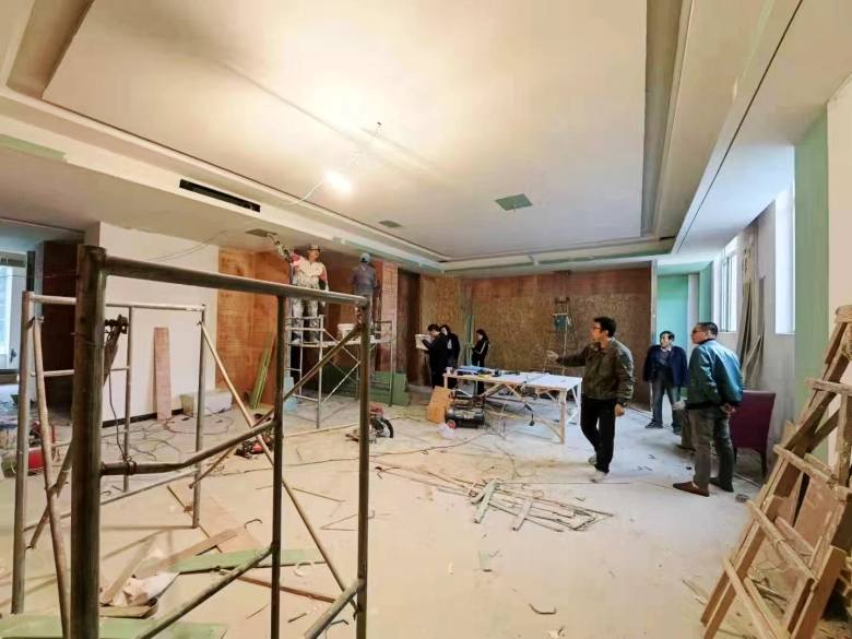 20211110/618b60b28fdfd.jpg 安總和楊總就餐桌椅效果圖方案進行討論.jpg