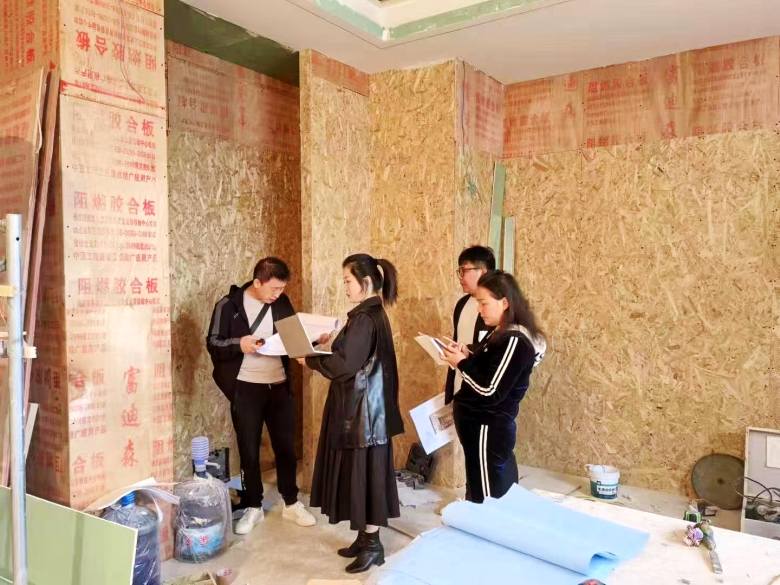 20211110/618b60c725a8f.jpg 楊總和設(shè)計師在杏花村酒樓量尺.jpg