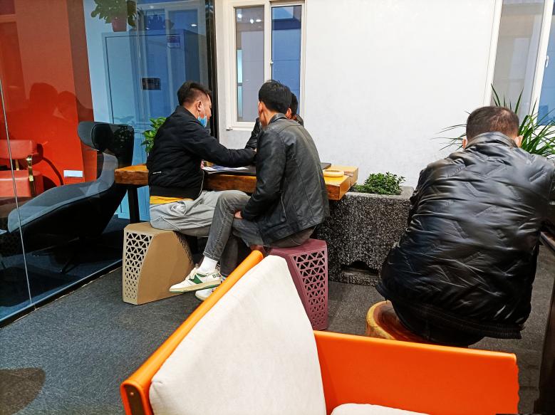 20211112/618df0a0b2f35.jpg 業(yè)務(wù)經(jīng)理給周總講解火鍋?zhàn)婪桨?jpg