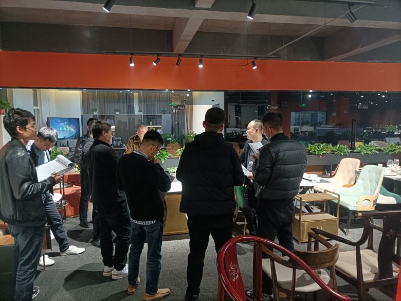 20211115/61927e541d498.jpg 楊總給業(yè)務(wù)員講解餐桌椅基礎(chǔ)知識.jpg