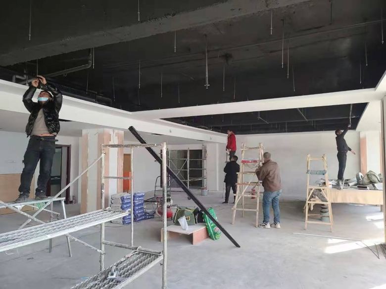 20211221/61c1d54e01f9c.jpg 項目經理測量餐桌椅尺寸及數量.jpg