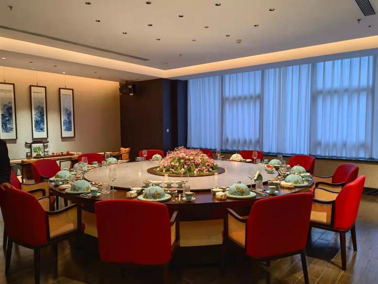 20211222/61c2f38f88e3e.jpg 博菲克家具廠為雨林古樹茶定做的電動餐桌.jpg