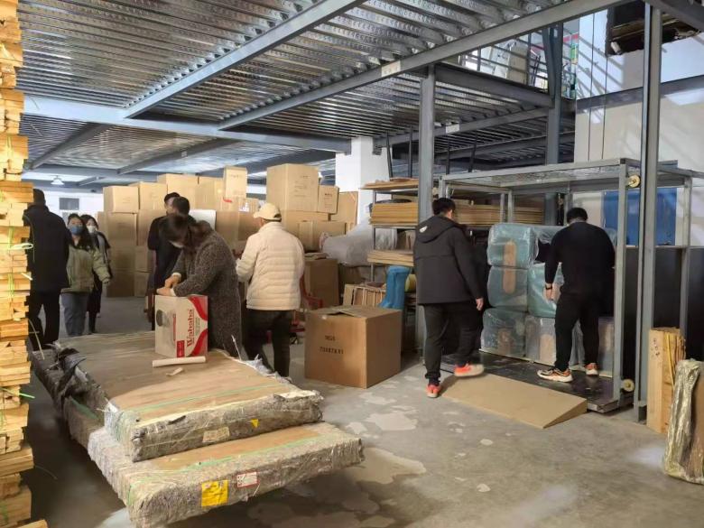 20220101/61cfbad90c676.jpg 博菲克總經(jīng)理?xiàng)羁傆H自現(xiàn)場(chǎng)干活裝車.jpg