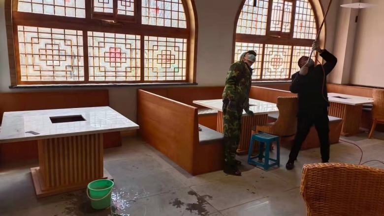 20220122/61eb6c27ab0eb.jpg 工人安裝火鍋餐桌.jpg