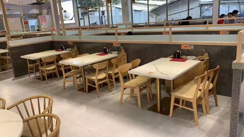 20220211/62061dae79d88.jpg 餐飲家具廠工人安裝現(xiàn)場.jpg