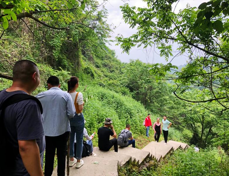 20220524/628ccc3d5ee74.jpg 生產(chǎn)部員工爬山途中休息.jpg