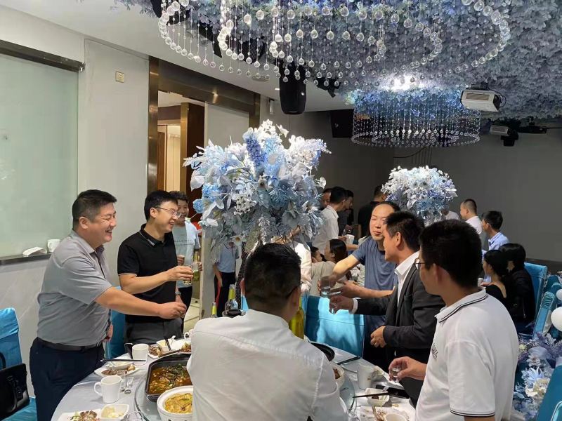 20220919/6328239e50818.jpg 銷售部門同事和優(yōu)秀員工干杯.jpg