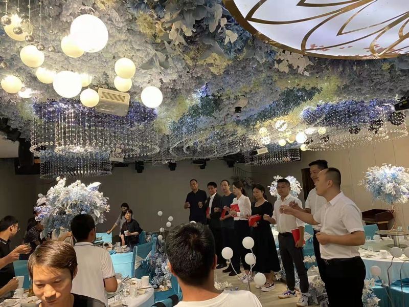 20220919/63282412dabc8.jpg 公司總經(jīng)理楊總上臺為獲獎者頒獎.jpg