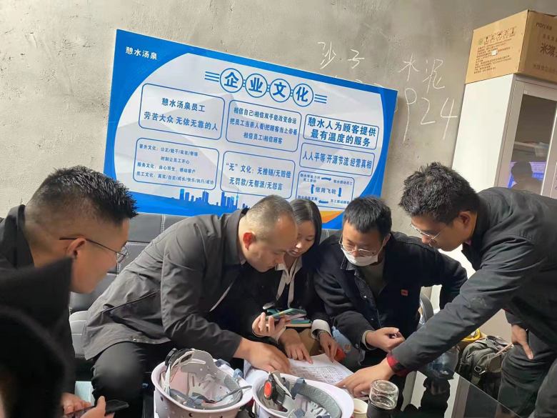 20221019/634fab296faa7.jpg 博菲克家具業(yè)務經理在憩水湯泉會所研究平面圖.jpg