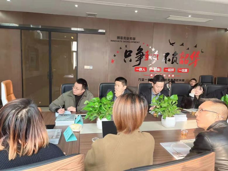 20230102/63b2751b7b7b9.jpg 博菲克家具業(yè)務部盧經(jīng)理介紹公司情況.jpg