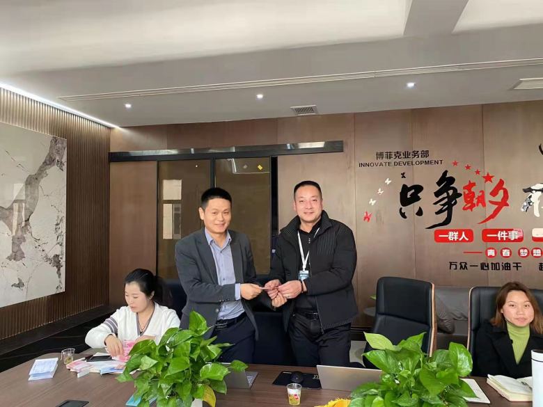 20230103/63b3a736e4e35.jpg 為獲獎業(yè)務(wù)經(jīng)理頒發(fā)獎金.jpg