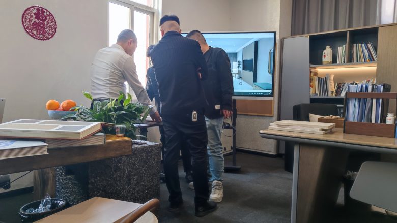 20230204/63ddae15845df.jpg 甲方在西安博菲克酒店家具廠展廳挑選色板.jpg