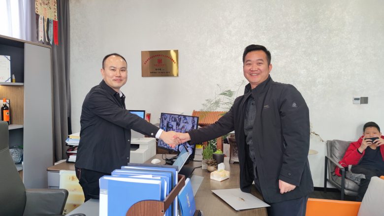 20230204/63ddc1b589b9b.jpg 萬(wàn)總與西安博菲克酒店家具廠總經(jīng)理?xiàng)钚俏帐趾嫌?jpg