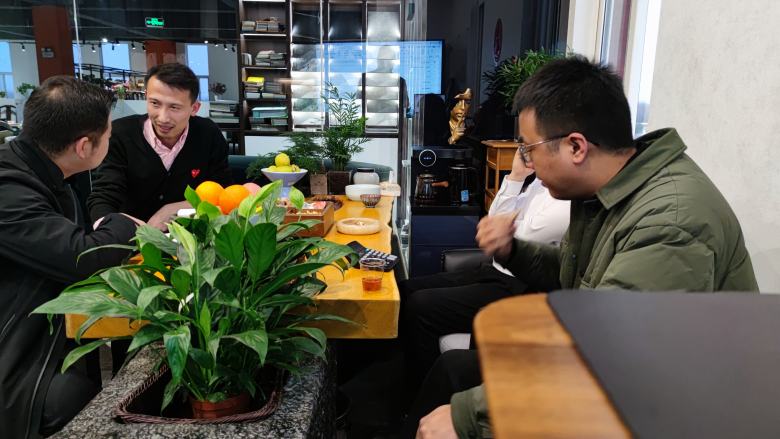 20230204/63ddc5c2aa454.jpg 延安酒店萬(wàn)總與博菲克負(fù)責(zé)人溝通裝修預(yù)算.jpg