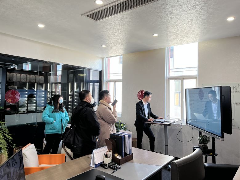 20230212/63e878ab68407.jpg 業(yè)務(wù)經(jīng)理為客戶(hù)介紹海友酒店家具方案.jpg