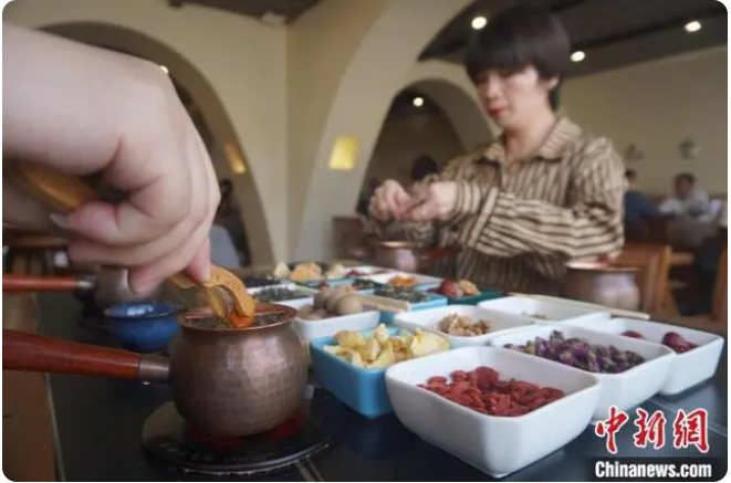 20230225/63f97bf78623f.jpg 圖為茶客往銅罐注水.jpg