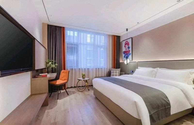 20230405/642ce523541ed.jpg 大床房家具安裝完畢.jpg