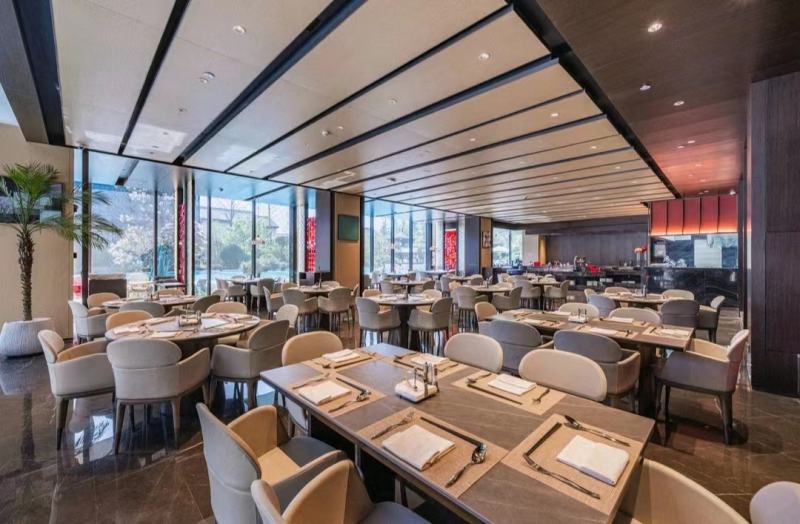 20230415/643a0ab7d5120.jpg 袁家村瑞斯麗溫泉度假酒店日式餐廳桌椅.jpg