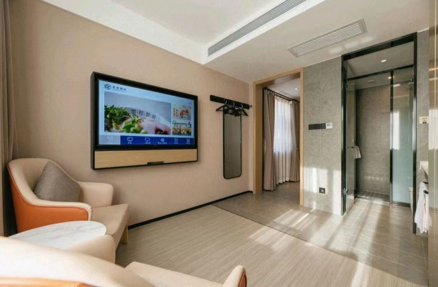 20230518/64661150d2343.jpg 工人安裝星程酒店套房電視框.jpg