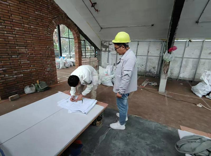 20230909/64fc363952893.jpg 博菲克項(xiàng)目經(jīng)理與設(shè)計(jì)師研究圖紙.jpg