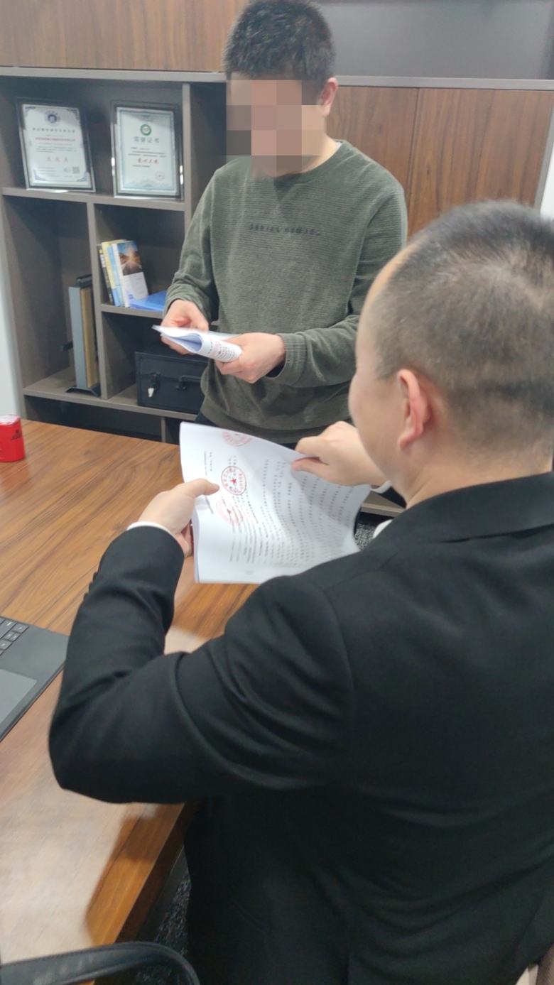 20240311/65eebef7288ae.jpg 我廠代表和客戶簽訂酒店家具訂購合同.jpg